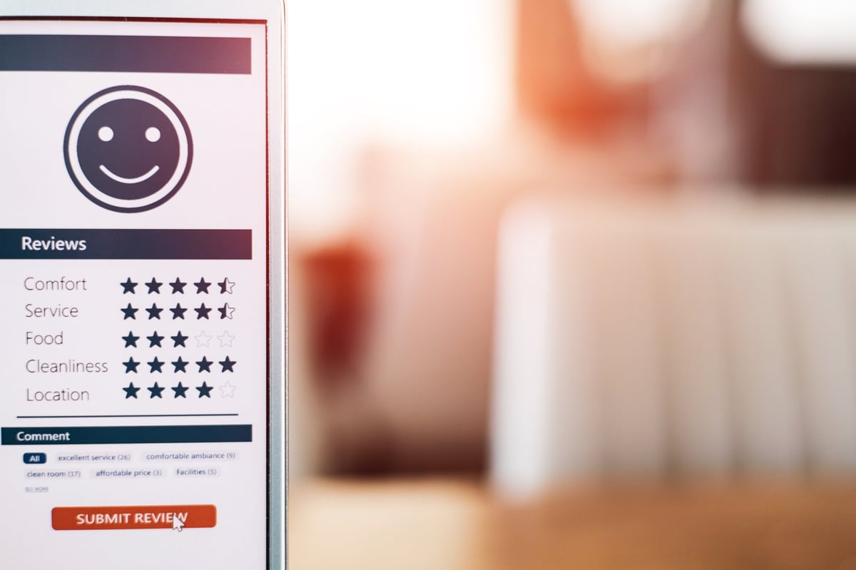 Cliente calificando su experiencia en un restaurante desde una app